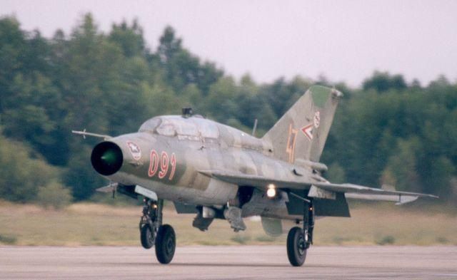 MIG-21_UM_TWO_SEAT_TRAINING6.jpg